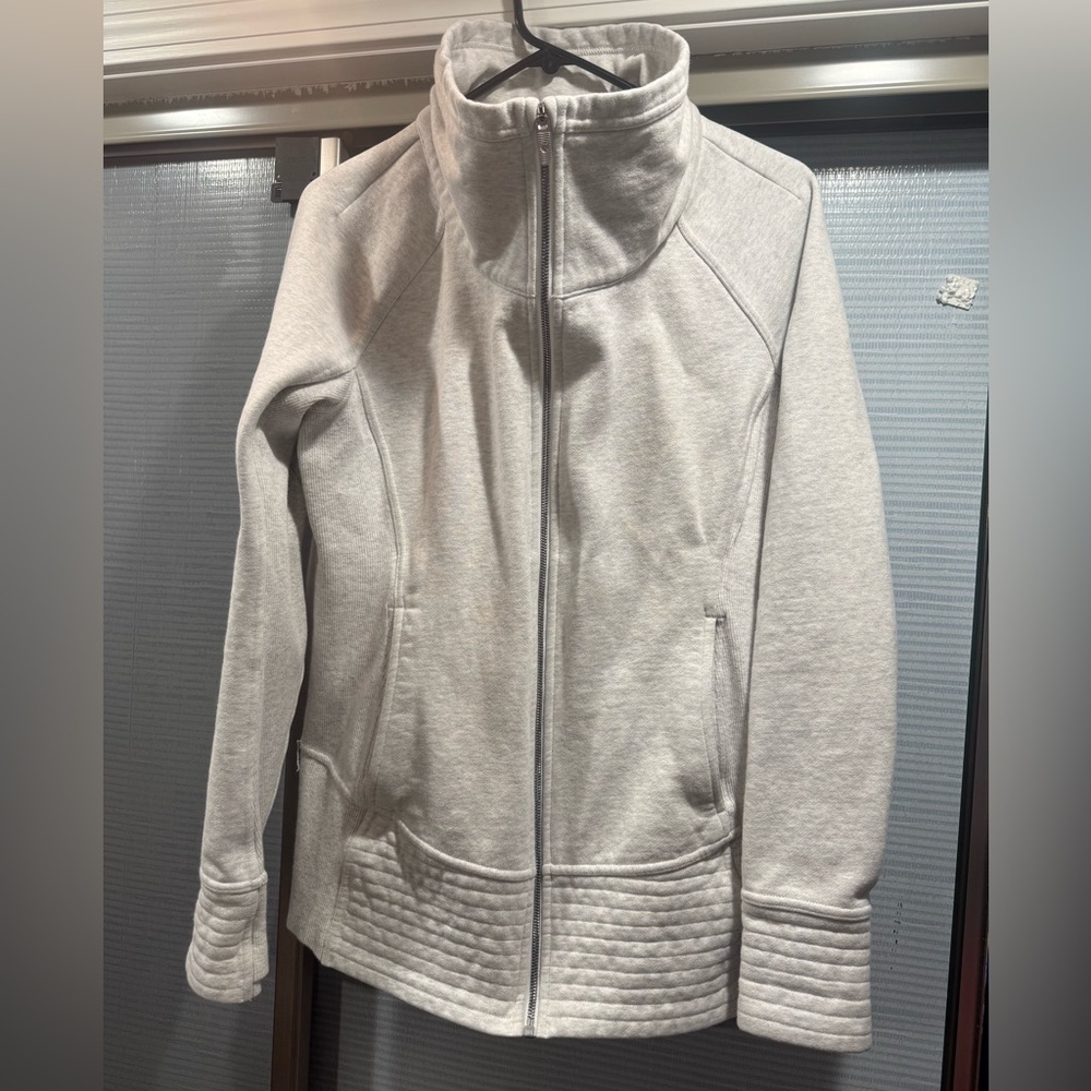 Lululemon Athletica Gray Ski Jacket with Modern Design